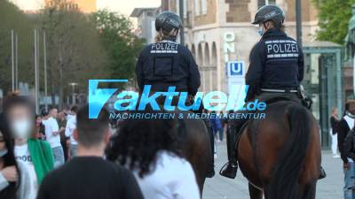 Nachtleben 2021: Viele junge Menschen, aber keine Party-Stimmung - Großes Polizeiaufgebot - Samstag Abend in der Stuttgarter Innenstadt - Viele O-Töne mit jungen Menschen, auch mit Polizei-Reiterin - Bundes-Notbremse jetzt in Kraft