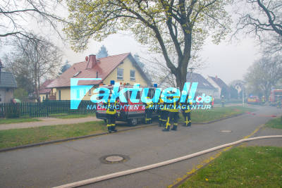 Tragisches Schicksal einer Familie - Vater erlitt einen Schlaganfall und jetzt steht er vor seinem Haus, was lichterloh in Flammen steht - Familie unter Schock und in Tränen ausgebrochen - Feuerwehr rettete zwei Hunde aus brennendem Haus