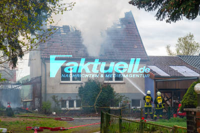 Tragisches Schicksal einer Familie - Vater erlitt einen Schlaganfall und jetzt steht er vor seinem Haus, was lichterloh in Flammen steht - Familie unter Schock und in Tränen ausgebrochen - Feuerwehr rettete zwei Hunde aus brennendem Haus