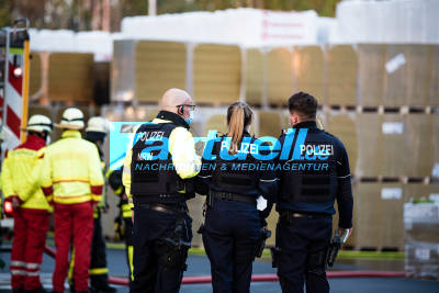 Schwelbrand bei Dämmstoffhersteller ROCKWOOL in Gladbeck fordert einen verletzten Feuerwehrmann und stundenlangen Einsatz  - Feuerwehr mit 40 Kräften im Einsatz