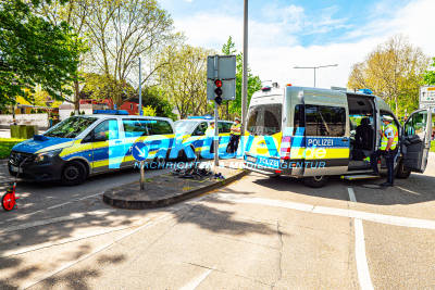 Tödlicher Unfall mit Liege-Fahrrad - Beim Überqueren an einer Ampel kommt es zur Kollision mit einem VW Golf