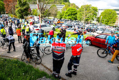Klinik-Schließung: Demonstration mit kilometerlangem Auto und Fahrradkorso durch Geislingen über B10 zum 