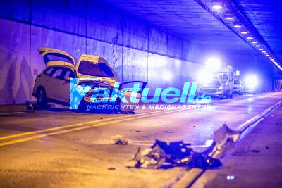 Schwerer Unfall im Feuerbacher Tunnel:  Fahrer lebensgefährlich verletzt - durch Feuerwehr gerettet - stark überhöhte Geschwindigkeit, großes Trümmerfeld