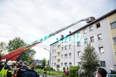 Blitzeinschlag lässt Kamin explodieren: Trümmerteile durchschlagen Auto von Bewohner (im O-Ton) - Feuerwehr sichert Wohnhausdach ab