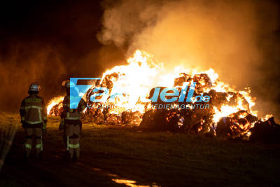 Dutzende Strohballen brennen lichterloh auf Feld: Feuerwehr muss die Flammen kontrolliert abbrennen lassen