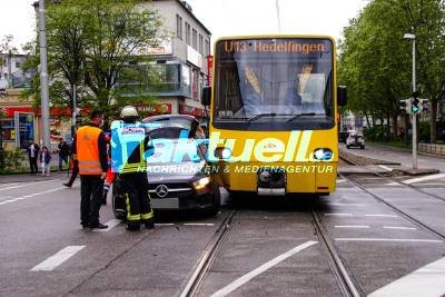  PKW wendet verbotswidrig und kollidiert mit Stadtbahn