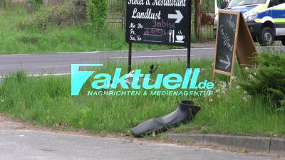 Motorradfahrer (64) fährt frontal Transporter und verstirbt noch an der Unfallstelle - Ersthelfer kam zum Einsatz - Feuerwehr - Polizei - Rettungshubschrauber im Einsatz
