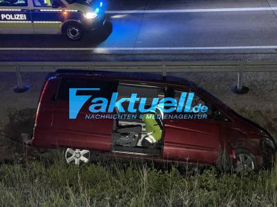 Glück im Unglück - Sekundenschlaf führt zu Unfall auf der A24 - Van Fährt auf Golf und fliegt über die Leitplanke 