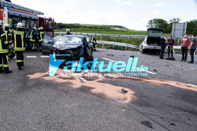 Autofahrerin missachtet Vorfahrt: Mercedes steckt nach Crash in Leitplanke fest - Frau wird schwer verletzt