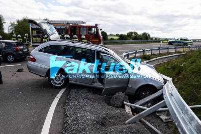 Autofahrerin missachtet Vorfahrt: Mercedes steckt nach Crash in Leitplanke fest - Frau wird schwer verletzt