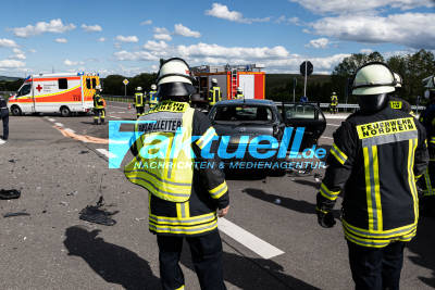 Autofahrerin missachtet Vorfahrt: Mercedes steckt nach Crash in Leitplanke fest - Frau wird schwer verletzt
