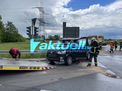 LKW Fahrer Mißachtet Rotlicht und rammt Taxi Kleintransporter - Schwerer Lkw Unfall bei Nauen - Rettungshubschrauber im Einsatz - Bundesstraße 5 voll gesperrt - Transporter liegt auf der Seite