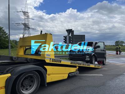 LKW Fahrer Mißachtet Rotlicht und rammt Taxi Kleintransporter - Schwerer Lkw Unfall bei Nauen - Rettungshubschrauber im Einsatz - Bundesstraße 5 voll gesperrt - Transporter liegt auf der Seite