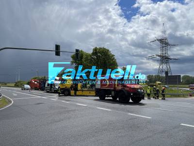 LKW Fahrer Mißachtet Rotlicht und rammt Taxi Kleintransporter - Schwerer Lkw Unfall bei Nauen - Rettungshubschrauber im Einsatz - Bundesstraße 5 voll gesperrt - Transporter liegt auf der Seite