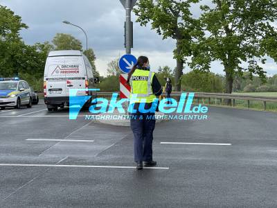 LKW Fahrer Mißachtet Rotlicht und rammt Taxi Kleintransporter - Schwerer Lkw Unfall bei Nauen - Rettungshubschrauber im Einsatz - Bundesstraße 5 voll gesperrt - Transporter liegt auf der Seite