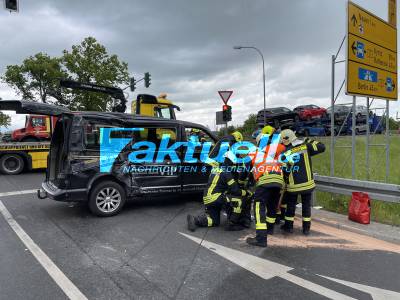 LKW Fahrer Mißachtet Rotlicht und rammt Taxi Kleintransporter - Schwerer Lkw Unfall bei Nauen - Rettungshubschrauber im Einsatz - Bundesstraße 5 voll gesperrt - Transporter liegt auf der Seite
