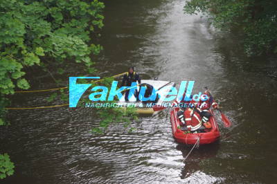 Transporter wird auf Parkplatz abgestellt - rollt in Fluss und geht unter