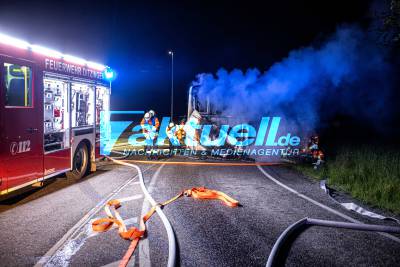 Linienbus steht auf einmal in Flammen: Busfahrer und 6 Fahrgästen retten sich noch rechtzeitig - Technischer Defekt als Ursache