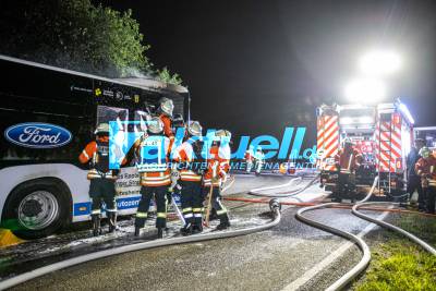Linienbus steht auf einmal in Flammen: Busfahrer und 6 Fahrgästen retten sich noch rechtzeitig - Technischer Defekt als Ursache