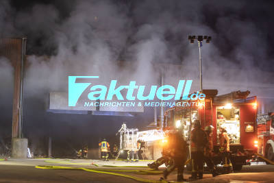 Mehrere Schrott- und Abfallmulden brennen auf Wertstoffhof - Einsatz der Feuerwehr dauert die ganze Nacht - 