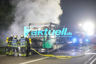 LKW mit Stroh beladen fängt auf der Autobahn Feuer und brennt komplett nieder - Vollsperrung der A81