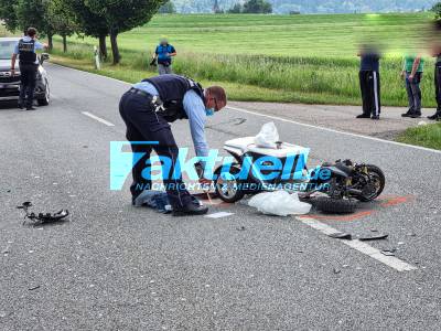Elektrischer Krankenfahrstuhlfahrer von PKW erfasst und lebensgefährlich verletzt - RTH im Einsatz