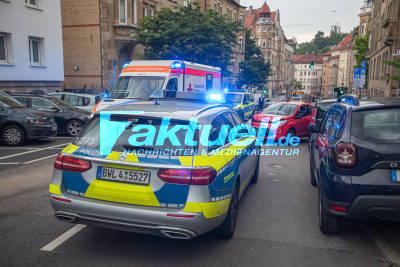 83-Jährige Rentnerin kracht mit Kleinwagen gegen mehrere geparkte Autos - Fahrerin verletzt