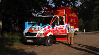 (BB) Hitzewelle - Bei über 35 Grad wieder ein Waldbrand - Feuer droht auf Munitionsbelastetes Gebiet überzugreifen - Waldbrand in Wulkow (OPR) - Feuerwehr im Großeinsatz unter anderem ein Waldbrandzug hinzugerufen - Rund 1  Hektar Wald brannte aus. 