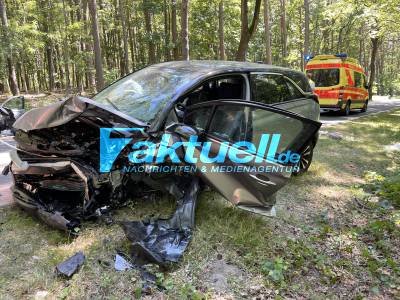 (BB) Bei enormer Hitze in den Gegenverkehr gekommen -  Schwerer Frontalcrash bei Rüthnick (OPR) fordert 3 schwer verletzte - Zwei Personen müssen mit Rettungshubschrauber ins Krankenhaus gebracht werden