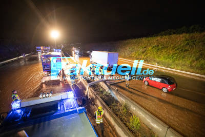 A8 meterhoch überflutet: Autofahrer mit Schlauchboot gerettet - Dutzende Autos bleiben stecken, Schlamm und Geröll zentimeterhoch - Vollsperrung und THW Einsatz