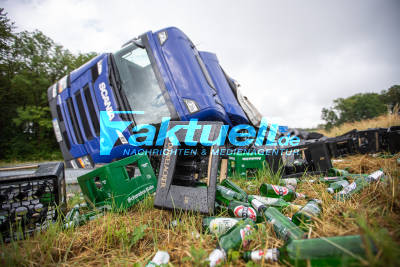 Leergut-LKW kippt auf A81 um - Ausfahrt zur B10 für mehrere Stunden gesperrt