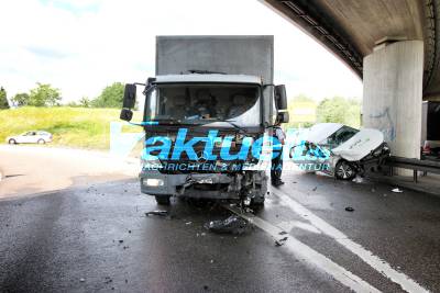Spektakulärer Crash auf der Westumfahrung - LKW schiebt E-Auto auf Leitplanke - Einjähriges Kind im PKW