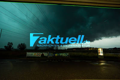 Massives orkanartiges Unwetter mit Shelf Cloud zieht an A8 bei Esslingen auf - Überflutete Bundesstraße & Schäden - Evakuierung Altenpflegeheim (Hochwasser)