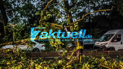 Unwetter zieht über Stuttgart - Dach von Oper teilweise abgedeckt. (Feuerwehr) Autos in überfluter Unterführung, Bäume auf Autos gekracht