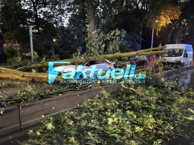 Unwetter zieht über Stuttgart - Dach von Oper teilweise abgedeckt. (Feuerwehr) Autos in überfluter Unterführung, Bäume auf Autos gekracht