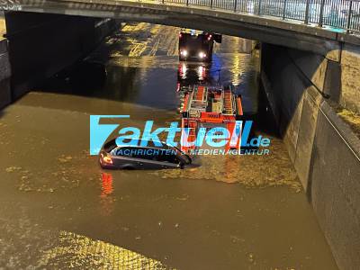 Unwetter zieht über Stuttgart - Dach von Oper teilweise abgedeckt. (Feuerwehr) Autos in überfluter Unterführung, Bäume auf Autos gekracht