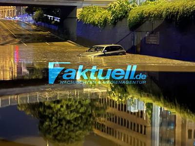 Unwetter zieht über Stuttgart - Dach von Oper teilweise abgedeckt. (Feuerwehr) Autos in überfluter Unterführung, Bäume auf Autos gekracht