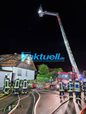 Blitzeinschlag durch Unwetter in Wohnhaus in Wüstenrot-Neuhütten - Dachstuhl geriet in Vollbrand - Drehlteiter der Feuerwehr Wüstenrot möglicherweise durch Blitzschlag in Mitleidenschaft gezogen worden