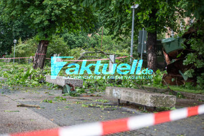 Tagbilder nach dem Unwetter in Stuttgart: Dicke Bäume ausgerissen vor Oper und Hauptbahnhof - Schwere Schäden im Park