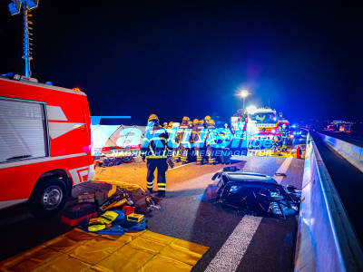A8: Passat kracht ungebremst in Pannenfahrzeug - Feuerwehr entfernt Dach vom Mercedes wegen schonender Rettung des Fahrers