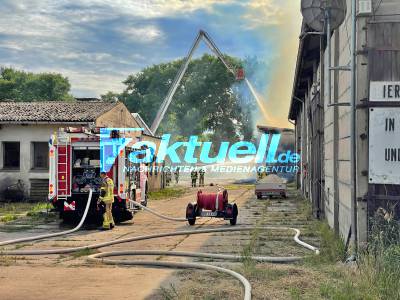(BB) Großeinsatz für die Feuerwehr aus der Gemeinde Fehrbellin - Halle mit Stroh brennt bis auf die Grundmauern nieder - Dach stützte bei Löscharbeiten ein
