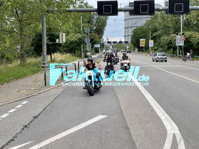 Motorradfahrer demonstrieren mit Sternfahrt gegen Wochenendfahrverbote - 4 O Toene