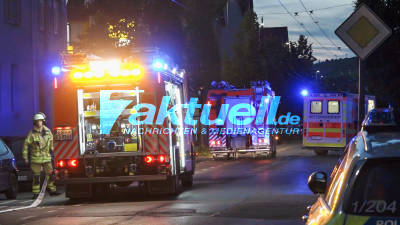 Ölkerze setzt Kleidungsstücke in Brand - Bewohnerin mit Brandverletzungen - Feuerwehreinsatz in Esslinger Wohngebäude