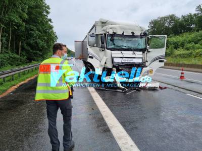 Heftig - Erneut schwerer LKW Auffahrunfall auf der A6 bei Bad Rappenau FR Heilbronn - 1 Person schwerst verletzt - RTH im Einsatz