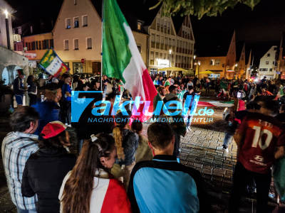 Hunderte Italienische Fans feiern nach Sieg im EM-Halbfinale: Bönnigheim im Kreis Ludwigsburg wird zur Italienerhochburg