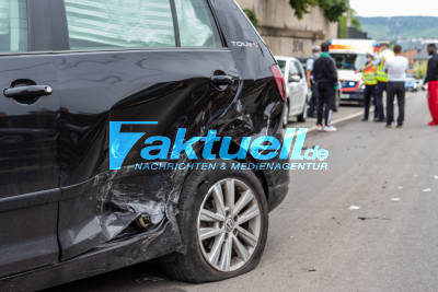 Ausparken geht schief! Unfall mit 4 PKW - 2 Verletzte + gefälschter Führerschein - Rettungseinsatz in Stuttgart