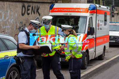 Ausparken geht schief! Unfall mit 4 PKW - 2 Verletzte + gefälschter Führerschein - Rettungseinsatz in Stuttgart