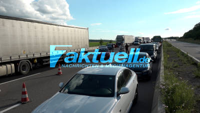 Heftige LKW-Crash Serie auf der A6: Dritter Unfall mit mehreren Schwerverletzten in Folge in 3 Tagen im Stauende mit 4 LKW - Polizei kämpft gegen Gafferprobleme