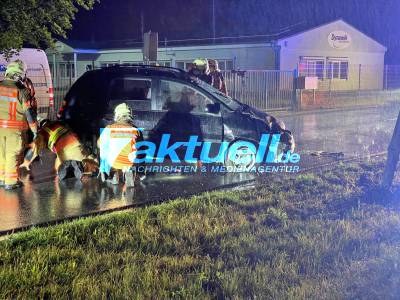 (BB) Betrunkene 78-jährige Frau kollidiert mit Straßenlaterne - 1,19 Promille ergab ein Atemtest - Feuerwehr im strömenden Regen bei Rettungsmaßnahmen