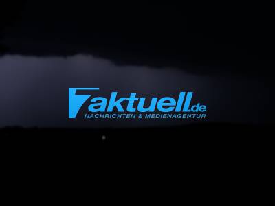 (BB) Rotierende Gewitterzellen über Südbrandenburg - über hunderte Blitze erhellen die Nacht  - Blitze - Regen während der Fahrt - Blitze über der A10 - Unwettertief BERND über Ostdeutschland